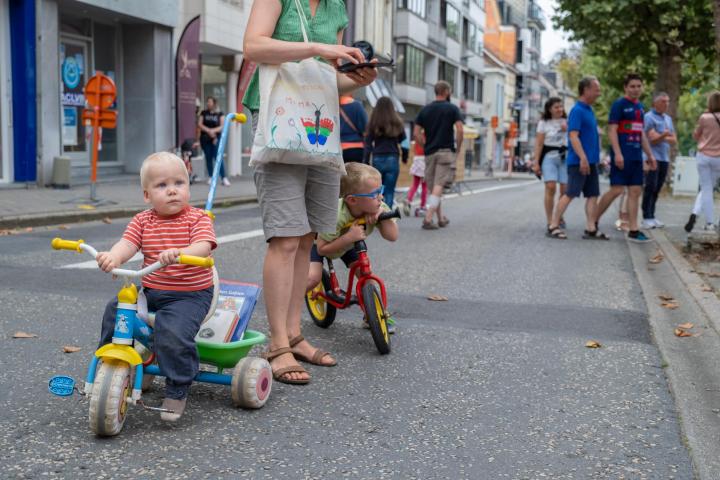 kinderen fietsen op straat tijdens autovrije zondag